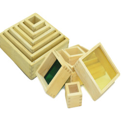 مكعبات خشبية متداخلة بقواعد بلاستيك شفاف