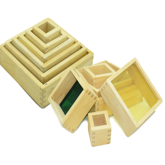 مكعبات خشبية متداخلة بقواعد بلاستيك شفاف